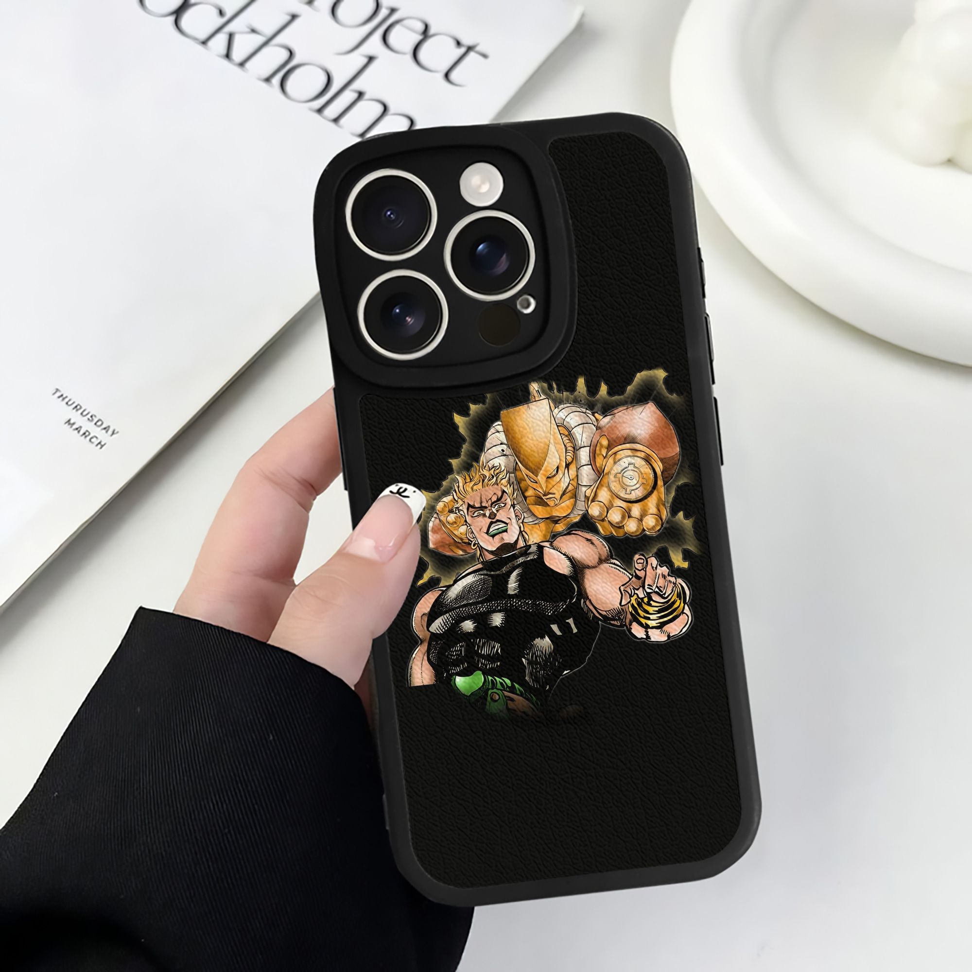（画像用） ジョジョの奇妙な冒険 ディオ?ブランドー JoJo's Bizarre Adventure Dio Brando 【iPhone 16シリーズ対応】シリコンスマホケース（レザー調） 材質：シリコン